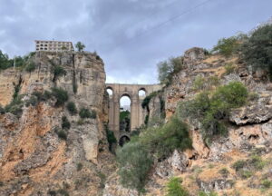 Puente Nuevo in Ronda über der tiefen Schlucht El Tajo in Andalusien