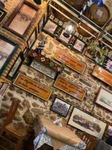 Traditionelle griechische Taverne in Athen von innen