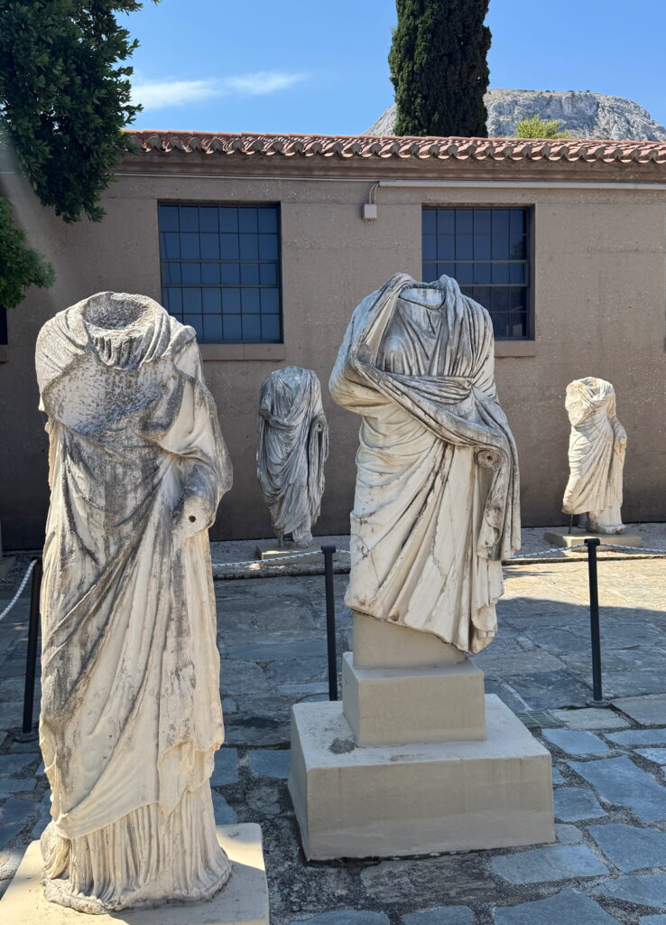 antike Statuen in Korinth, Griechenland