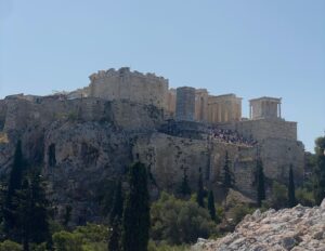 Akropolis in Athen mit antiken Tempeln auf dem Felsen