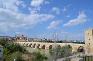 Cordoba Highlights – Puente Romano über den Guadalquivir mit Mezquita-Catedral im Hintergrund