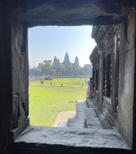 Blick durch ein Tempelfenster auf Angkor Wat in Siem Reap