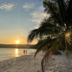 Sonnenuntergang am weißen Sandstrand von Koh Rong in Kambodscha mit Palmen und türkisblauem Meer