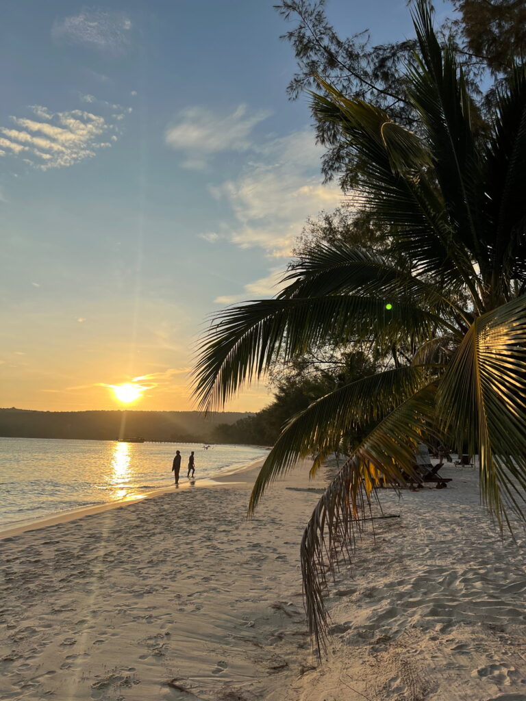 Sonnenuntergang am weißen Sandstrand von Koh Rong in Kambodscha mit Palmen und türkisblauem Meer