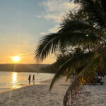 Sonnenuntergang am weißen Sandstrand von Koh Rong in Kambodscha mit Palmen und türkisblauem Meer
