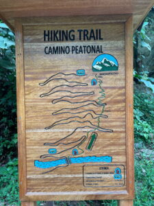 Hinweisschild zum Hiking Trail zwischen Machu Picchu und Aguas Calientes in Peru