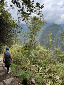 Wanderweg von Machu Picchu hinunter nach Aguas Calientes durch die grüne Berglandschaft Perus