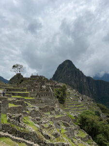 Machu Picchu in Peru mit Blick auf die Inka-Ruinen, grünen Terrassen und den Huayna Picchu