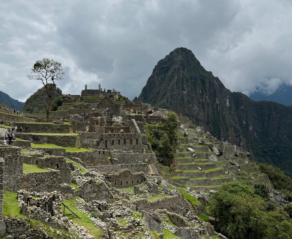 Machu Picchu in Peru mit Blick auf die Inka-Ruinen, grünen Terrassen und den Huayna Picchu