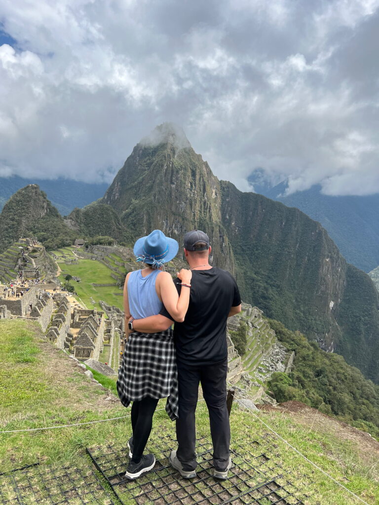 Klassischer Ausblick auf Machu Picchu mit Inka-Ruinen und Huayna Picchu in Peru