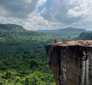 Spektakulärer Felsvorsprung mit Aussicht über den Dschungel im Phnom Kulen Nationalpark in Kambodscha