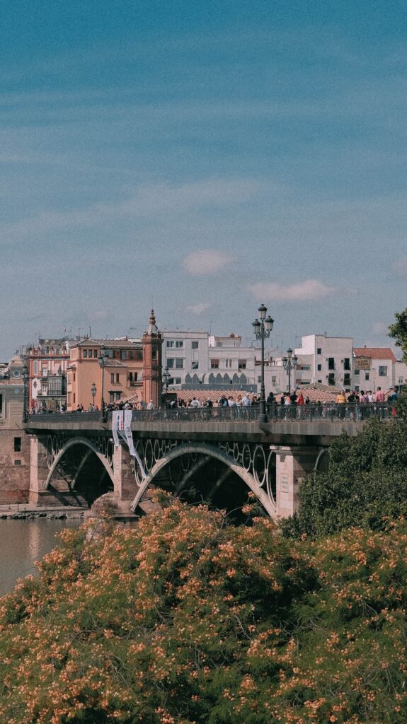 Blick vom gegenüberliegenden Ufer auf Triana 