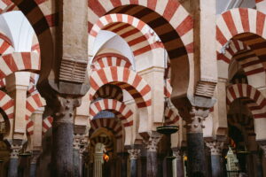 Cordoba Highlights – rot-weiße Doppelbögen und Säulen in der Mezquita-Catedral von Córdoba