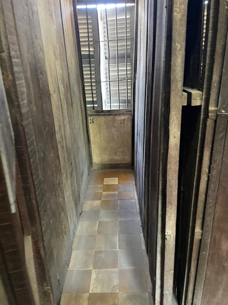 Ehemalige Gefängniszellen im Tuol Sleng Genozid Museum (S-21) in Phnom Penh, Kambodscha