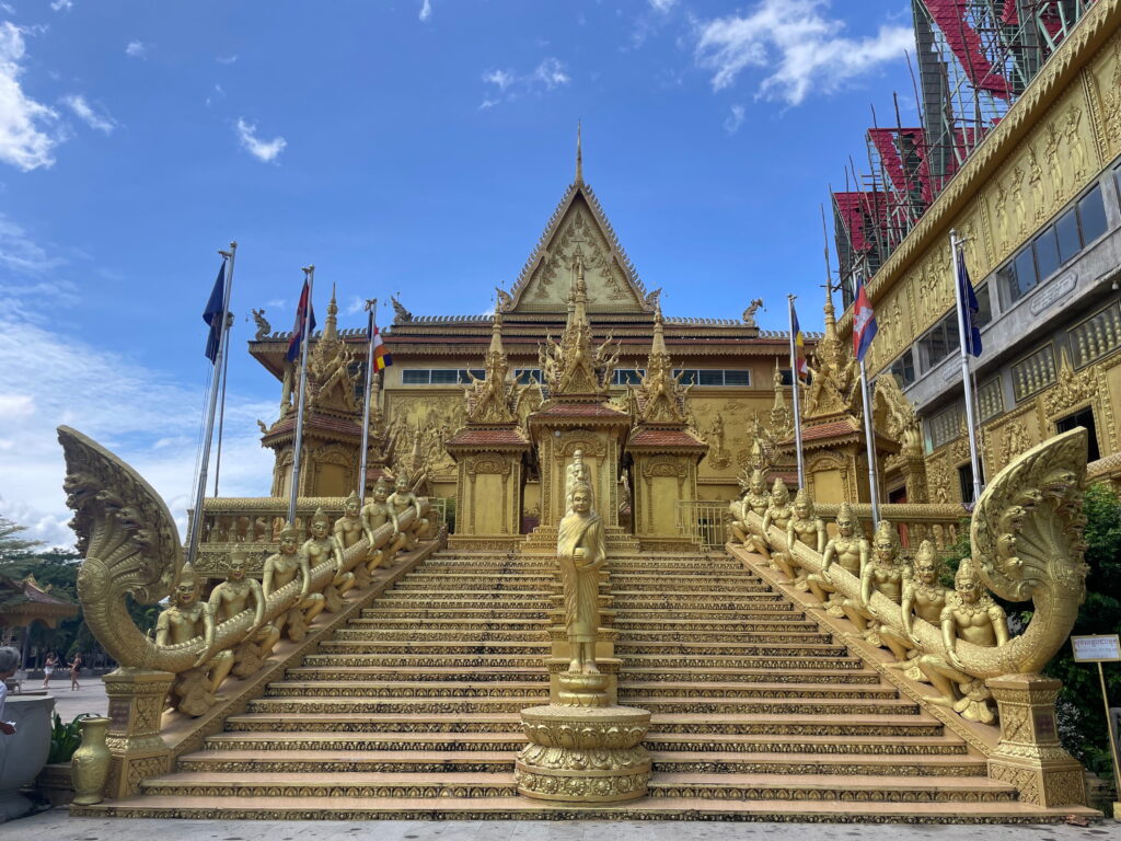 Golden Temple bei Phnom Penh in Kambodscha – prachtvoller buddhistischer Tempel mit goldener Treppe