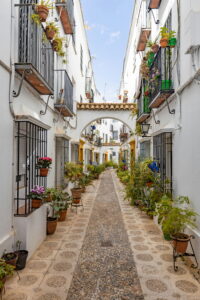 Cordoba Highlights – weiße Altstadtgasse mit Blumen und Balkonen in Córdoba