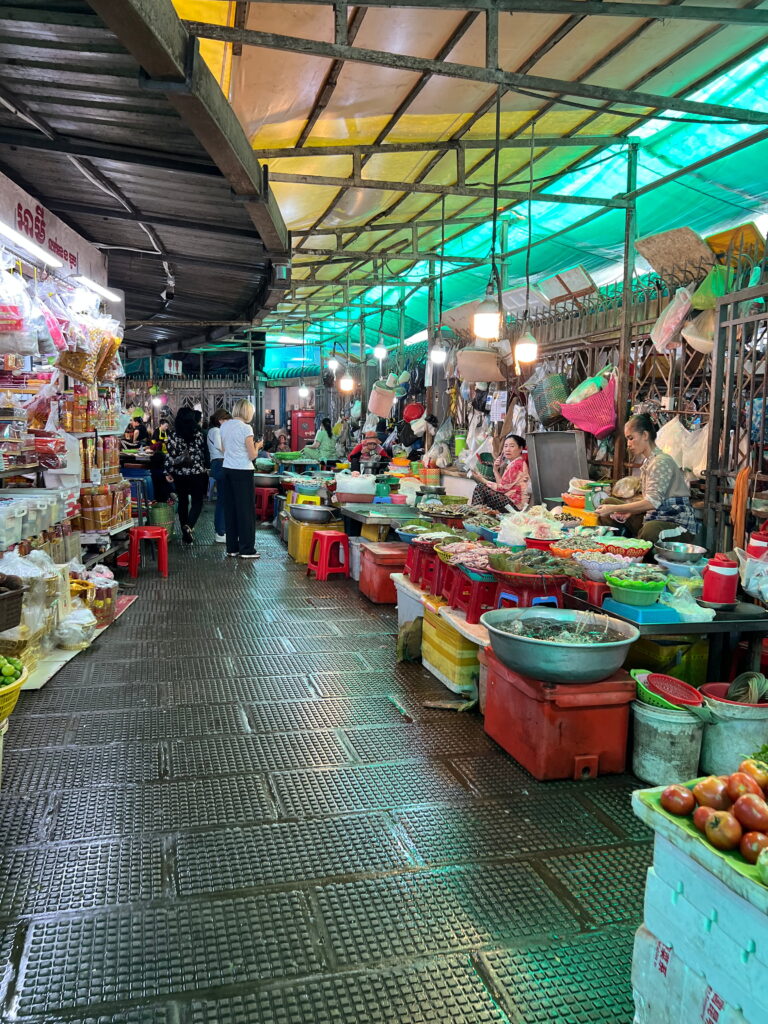 Old Market (Phsar Chas) in Phnom Penh mit frischen Lebensmitteln und Marktständen in Kambodscha