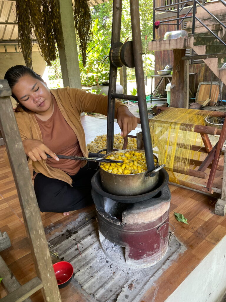 Traditionelle Seidenherstellung auf Silk Island bei Phnom Penh – Auskochen der Seidenkokons in Kambodscha