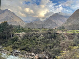 Zugfahrt nach Machu Picchu durch die beeindruckende Berglandschaft der peruanischen Anden