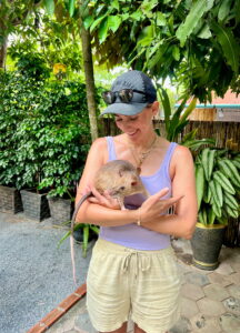 Besucherin hält eine APOPO HeroRAT im Besucherzentrum in Siem Reap auf dem Arm