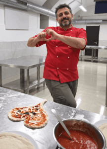 Pizzabäcker bei einem traditionellen Pizzakurs in Neapel