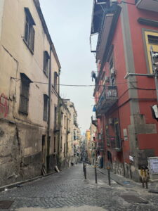 Steile schmale Gasse mit bunten Häusern in Neapel