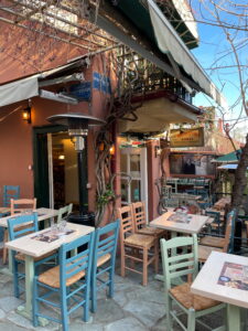 Traditionelles griechisches Café mit bunten Stühlen in Anafiotika in Athen