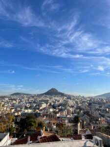 anoramablick über Athen mit dem Lykabettus-Hügel unter blauem Himmel