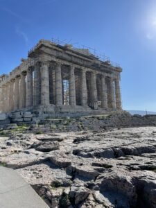 Parthenon auf der Akropolis in Athen mit Baugerüst unter blauem Himmel3 Tage Athen – diese Route klappt garantiert Athen kompakt: 10 Highlights in 3 Tagen Wenig Zeit? Athen in 3 Tagen erleben 3 Tage Athen ganz ohne Stress Athen in 3 Tagen: Der perfekte Plan 12 magische Orte für 3 Tage Athen Athen in 3 Tagen – nichts verpassen Die einfache Formel für 3 Tage Athen 3 Tage Athen: So sparst du Zeit Athen in 3 Tagen: 8 echte Geheimtipps 3 Tage Athen – mehr sehen, weniger planen Athen schnell entdecken: Dein genialer 3-Tage-Plan Nur 3 Tage? So erlebst du Athen Athen in 3 Tagen: Diese Orte lohnen sich Der beste Athen-Plan für 3 Tage 3 Tage Athen: 9 Orte mit Wow-Faktor Athen ohne Hektik: Perfekte 3-Tage-Route 3 Tage Athen: Mein cleverer Reiseplan Athen in 3 Tagen: Altstadt, Akropolis, Genuss
