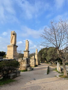 Tritonenstatuen am Odeon des Agrippa in der antiken Agora von Athen