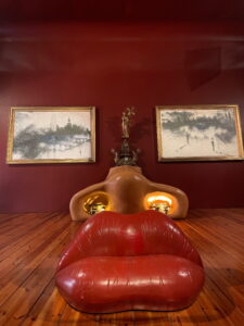 Mae-West-Raum mit rotem Lippen-Sofa im Dalí-Museum in Figueres