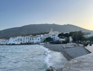 Cadaqués an der Costa Brava – malerische Uferpromenade