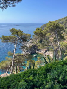 Türkisfarbene Bucht bei den Jardins de Cap Roig