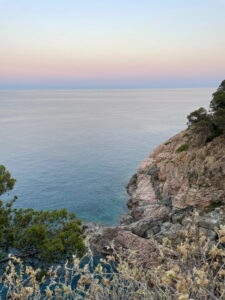 Felsige Küste mit Blick auf das Mittelmeer an der Costa Brava