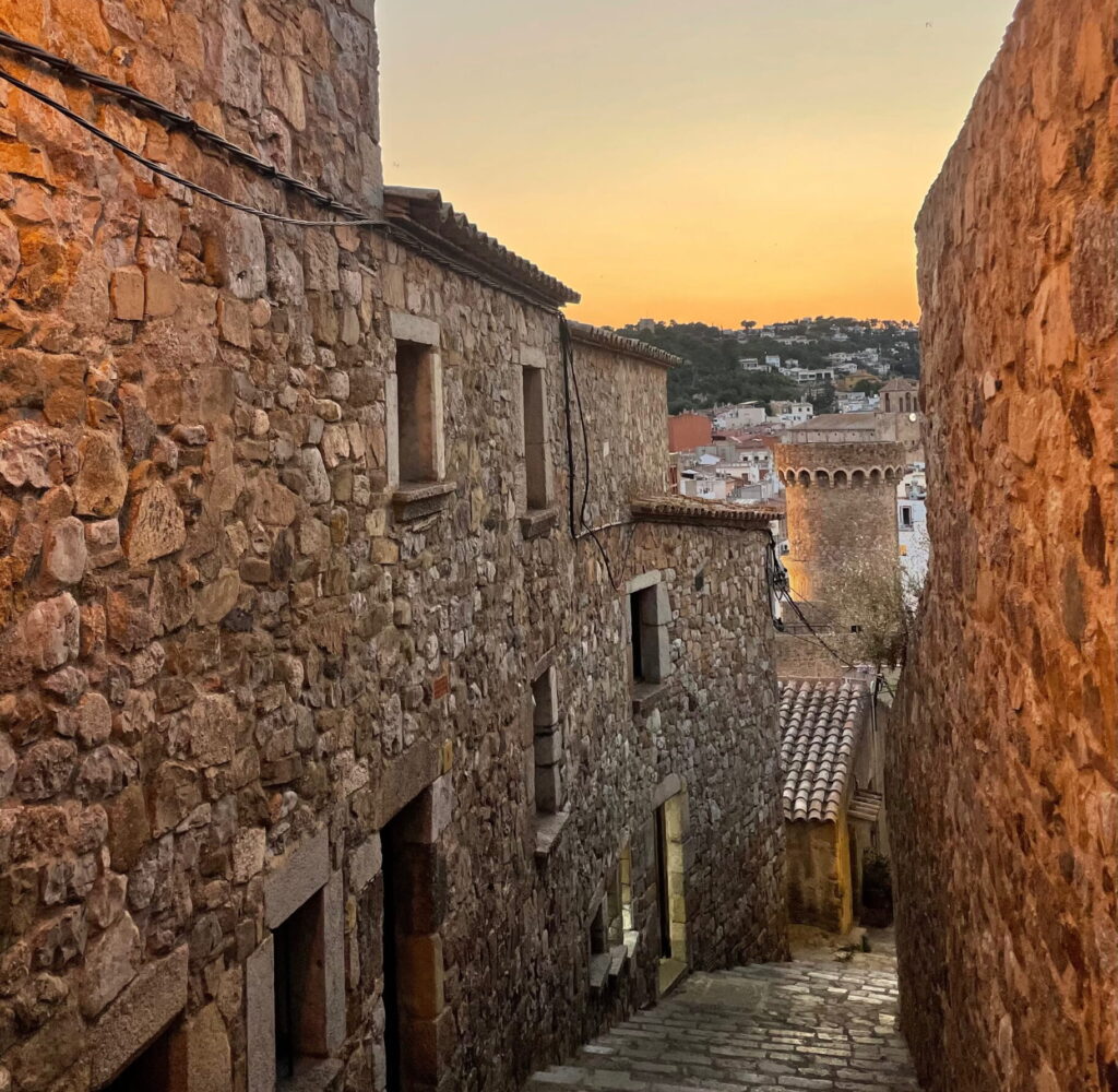 Mittelalterliche Steingasse in Tossa de Mar am Abend