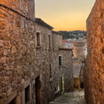 Mittelalterliche Steingasse in Tossa de Mar am Abend