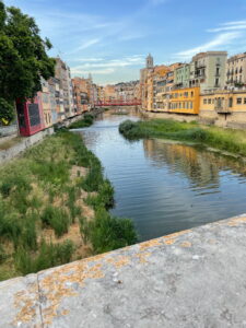 Fluss Onyar mit bunten Häusern und Eiffelbrücke in Girona