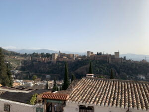 Blick vom Mirador de San Nicolas auf die Alhambra in Granada mit der Sierra Nevada im Hintergrund