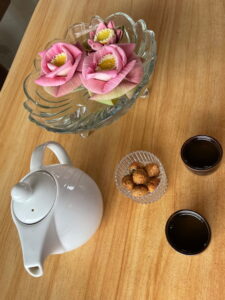 Tee, Gebäck und rosa Lotusblüten auf der Lotus Silk Farm in Siem Reap