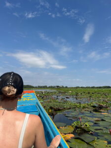 Bootsfahrt durch die blühenden Lotusfelder der Lotus Silk Farm bei Siem Reap