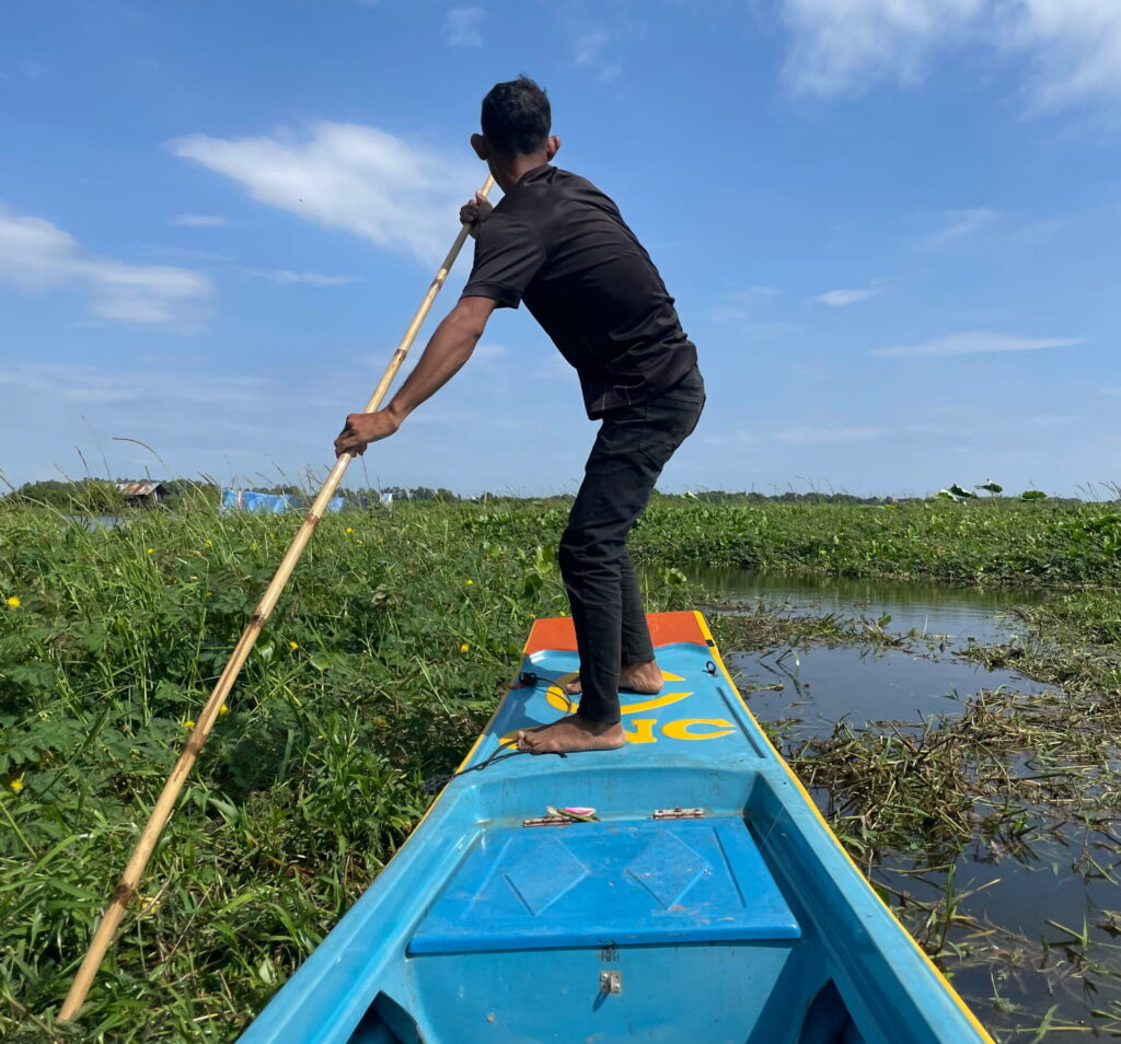 Bootsfahrt durch die Lotusfelder der Lotus Silk Farm in Siem Reap