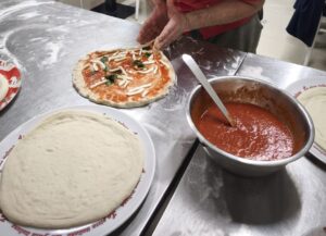 Pizzabäcker bei einem traditionellen Pizzakurs in Neapel