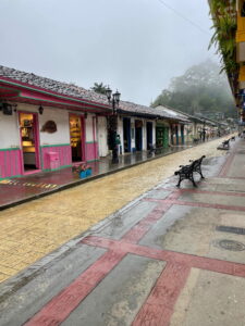Bunte Häuser an der Calle Real in Salento bei Regen