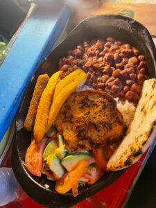Vegetarische Bandeja Paisa mit Bohnen, Reis, Kochbanane und Arepa in Salento