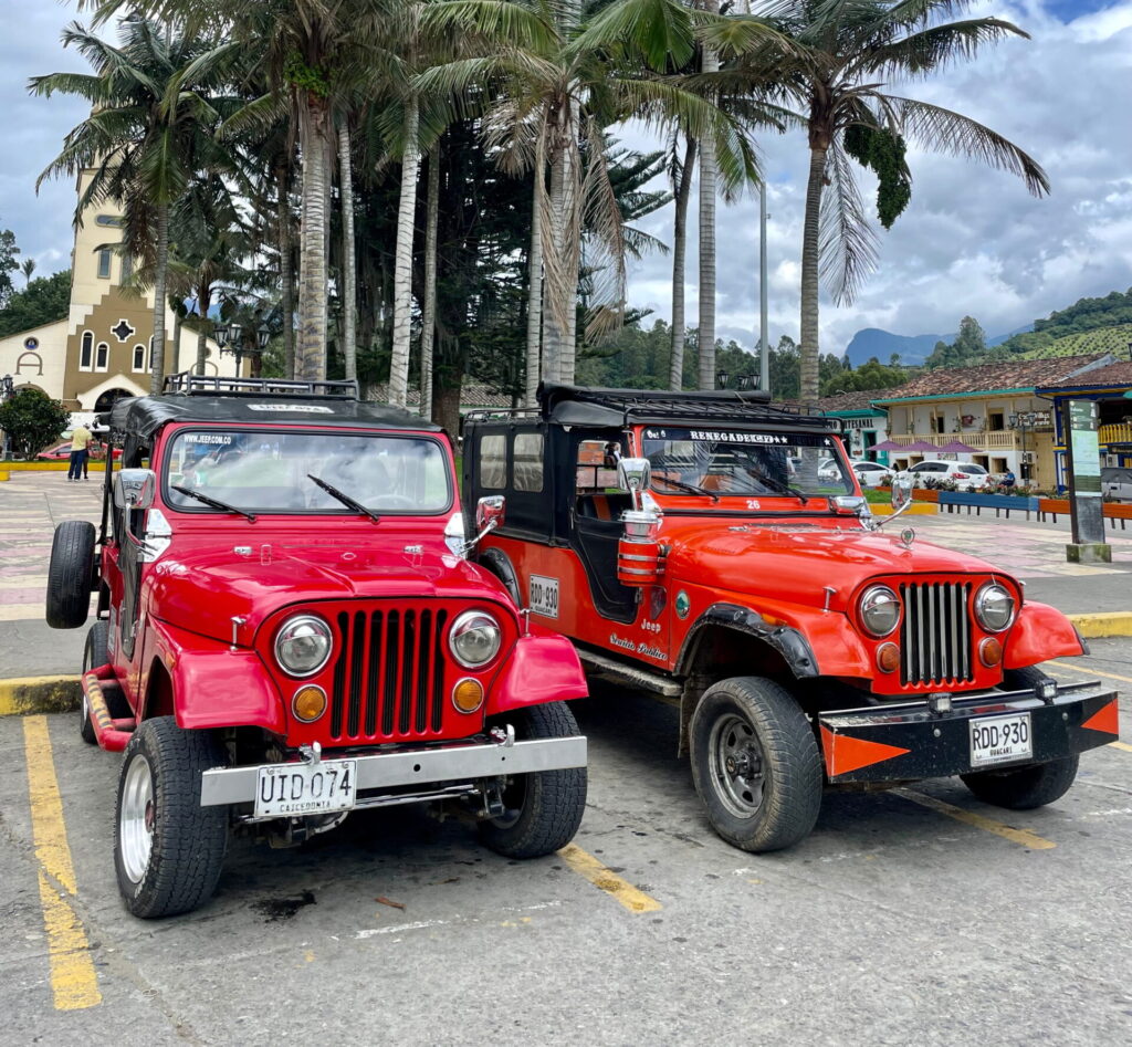 Bunte Willys Jeeps auf der Plaza de Bolívar in Salento, Kolumbien