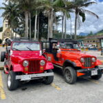 Salento entecken Bunte Willys Jeeps auf der Plaza de Bolívar in Salento, Kolumbien